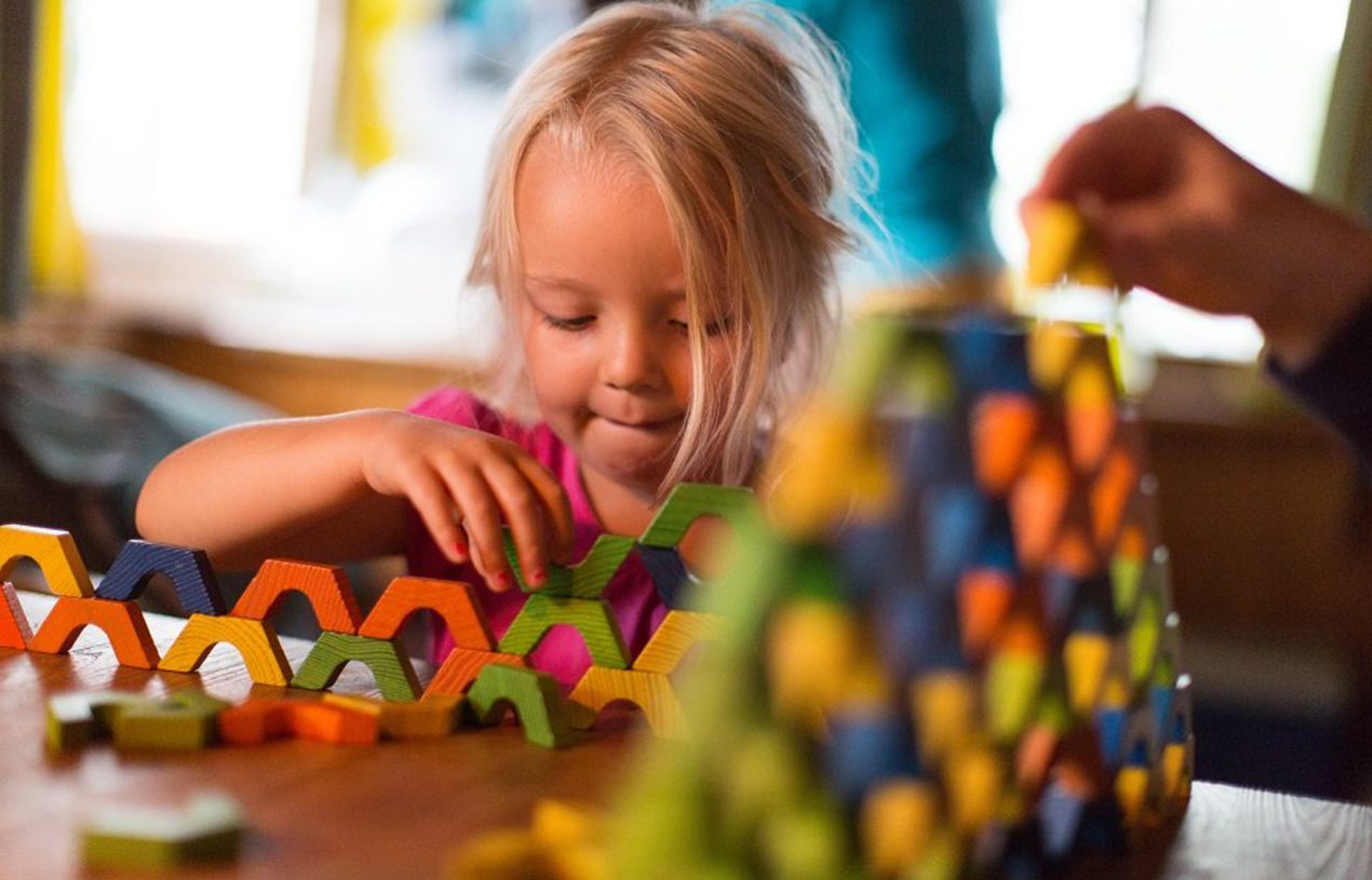 Unsere Favoriten: 5 Montessori-Spielzeuge zur Förderung der Feinmotorik